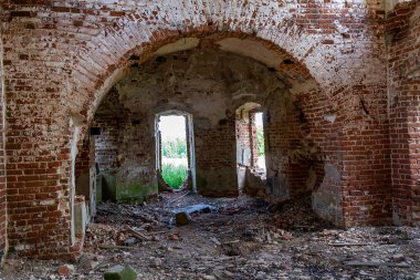 Rusya 'nın Kostroma ilinin Borodatov köyünün tapınağı olan terk edilmiş bir Ortodoks kilisesinin içinde. İnşaat yılı 1819. Şu anda tapınak terk edilmiş durumda..