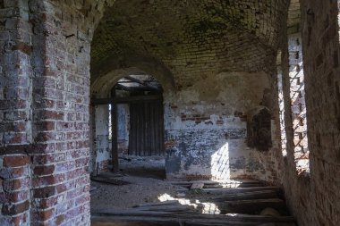 Terk edilmiş bir tapınağın içi, Rusya 'nın Kostroma eyaletindeki Luzhki köyünün tapınağı. İnşaat yılı 1840. Şu anda tapınak terk edilmiş durumda..