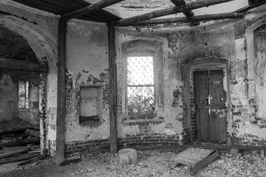 Terk edilmiş bir tapınağın içi, Rusya 'nın Kostroma eyaletindeki Luzhki köyünün tapınağı. İnşaat yılı 1840. Şu anda tapınak terk edilmiş durumda..