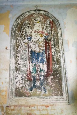 Rusya 'nın Kostroma ilindeki Pavlovskoye köyünün kilisesi olan terk edilmiş bir Ortodoks kilisesinin duvarlarını boyamak. İnşaat yılı 1840. Şu anda tapınak terk edilmiş durumda..
