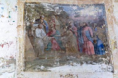 Rusya 'nın Kostroma ilindeki Pavlovskoye köyünün kilisesi olan terk edilmiş bir Ortodoks kilisesinin duvarlarını boyamak. İnşaat yılı 1840. Şu anda tapınak terk edilmiş durumda..