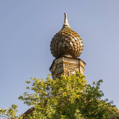 Rusya 'nın Kostroma ilinin Pavlovskoye köyünün yıkılmış Ortodoks kilisesi. İnşaat yılı 1826. Şu anda tapınak terk edilmiş durumda..