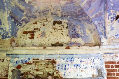 Terk edilmiş bir kilisenin duvarlarında freskler, Rusya 'nın Kostroma eyaletindeki Letter River' daki Pokrovskaya Kilisesi. İnşaat yılı 1792. Şu anda tapınak terk edilmiş durumda..