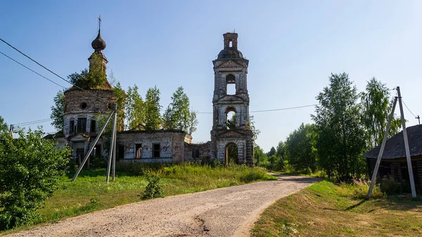 버려진 정교회 러시아의 코스트로마 지방의 마을의 연도는 1840 입니다 사원은 — 스톡 사진