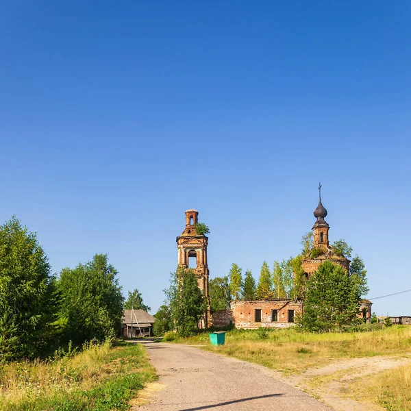 Una Iglesia Ortodoxa Abandonada Templo Del Pueblo Luzhki Provincia Kostroma —  Fotos de Stock