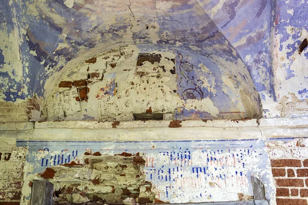 Terk edilmiş bir kilisenin duvarlarında freskler, Rusya 'nın Kostroma eyaletindeki Letter River' daki Pokrovskaya Kilisesi. İnşaat yılı 1792. Şu anda tapınak terk edilmiş durumda..