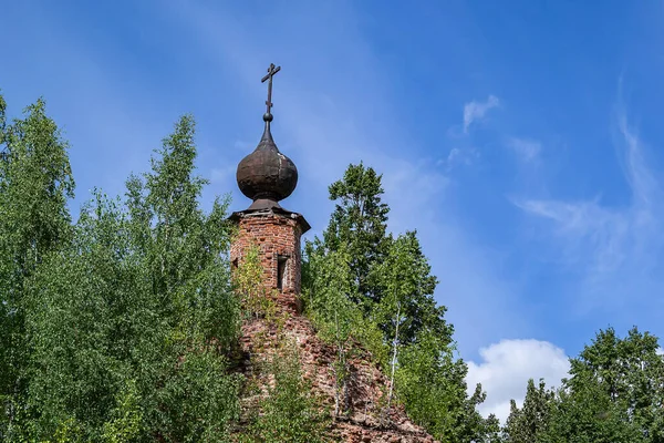 Koepel Van Een Verlaten Orthodoxe Kerk Pokrovskaja Kerk Aan Rivier — Stockfoto