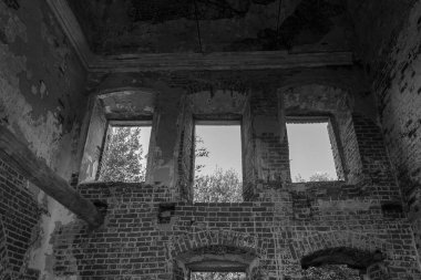 Rusya 'nın Kostroma ilinin Borodatov köyünün tapınağı olan terk edilmiş bir Ortodoks kilisesinin içinde. İnşaat yılı 1819. Şu anda tapınak terk edilmiş durumda..