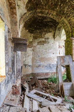 Rusya 'nın Kostroma ilinin Pavlovskoye köyünün tapınağı olan terk edilmiş bir Ortodoks kilisesinin içinde. İnşaat yılı 1826. Şu anda tapınak terk edilmiş durumda..