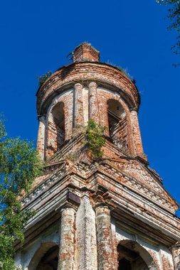 Rusya 'nın Kostroma ilinin Pavlovskoye köyünün yıkılmış Ortodoks kilisesi. İnşaat yılı 1826. Şu anda tapınak terk edilmiş durumda..