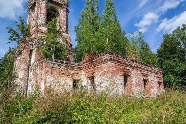 Rusya 'nın Kostroma eyaletinde, Letter River' daki Pokrovskaya Kilisesi 'nde terk edilmiş bir Ortodoks kilisesi. İnşaat yılı 1792. Şu anda tapınak terk edilmiş durumda..