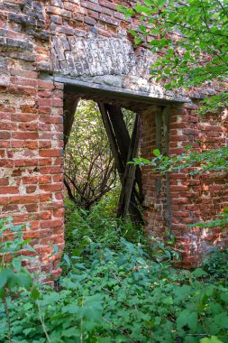 Rusya 'nın Kostroma ilinin Borodatov köyünün tapınağı olan terk edilmiş bir Ortodoks kilisesinin içinde. İnşaat yılı 1819. Şu anda tapınak terk edilmiş durumda..