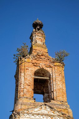 Eski terk edilmiş Ortodoks çan kulesi, Rusya 'nın Kostroma ilindeki Spasskoye köyünün kilisesi. İnşaat yılı 1822. Şu anda tapınak terk edilmiş durumda..