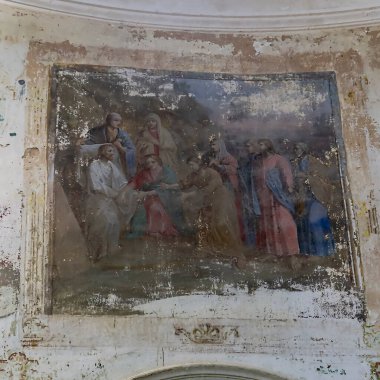 Rusya 'nın Kostroma ilindeki Pavlovskoye köyünün kilisesi olan terk edilmiş bir Ortodoks kilisesinin duvarlarını boyamak. İnşaat yılı 1840. Şu anda tapınak terk edilmiş durumda..