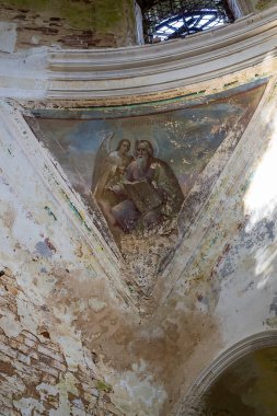 Rusya 'nın Kostroma ilindeki Pavlovskoye köyünün kilisesi olan terk edilmiş bir Ortodoks kilisesinin duvarlarını boyamak. İnşaat yılı 1840. Şu anda tapınak terk edilmiş durumda..