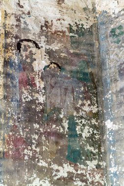Terk edilmiş bir kilisenin duvarlarında freskler, Rusya 'nın Kostroma eyaletindeki Letter River' daki Pokrovskaya Kilisesi. İnşaat yılı 1792. Şu anda tapınak terk edilmiş durumda..