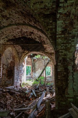 Rusya 'nın Kostroma eyaletindeki Letter River' daki Pokrovskaya Kilisesi 'nde terk edilmiş bir Ortodoks kilisesinin içinde. İnşaat yılı 1792. Şu anda tapınak terk edilmiş durumda..