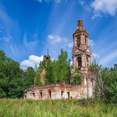 Rusya 'nın Kostroma eyaletinde, Letter River' daki Pokrovskaya Kilisesi 'nde terk edilmiş bir Ortodoks kilisesi. İnşaat yılı 1792. Şu anda tapınak terk edilmiş durumda..