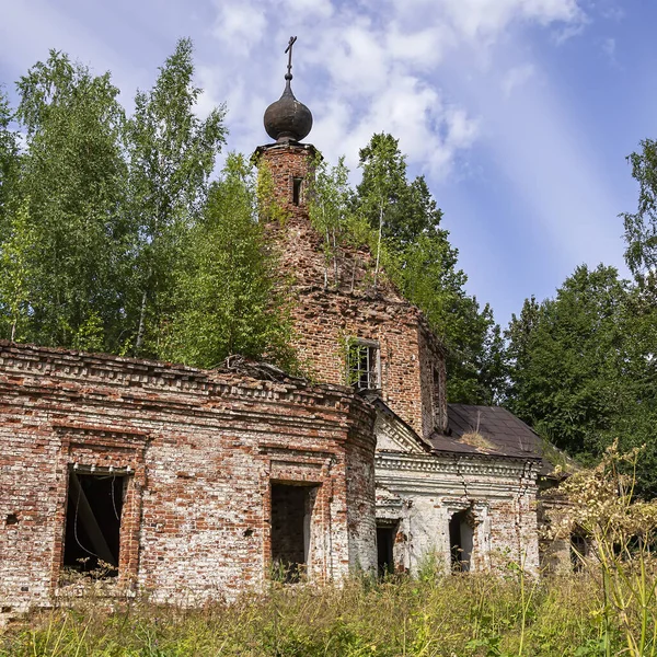 Εγκαταλειμμένη Ορθόδοξη Εκκλησία Εκκλησία Pokrovskaya Στον Ποταμό Letter Επαρχία Kostroma — Φωτογραφία Αρχείου