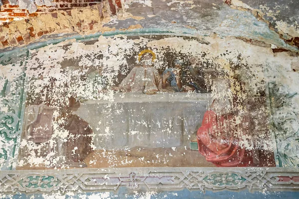 Terk edilmiş bir kilisenin duvarlarında freskler, Rusya 'nın Kostroma eyaletindeki Letter River' daki Pokrovskaya Kilisesi. İnşaat yılı 1792. Şu anda tapınak terk edilmiş durumda..