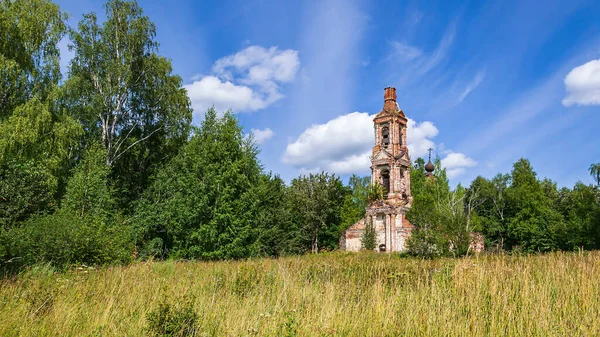 Abandonado Paisaje Iglesia Ortodoxa Iglesia Pokrovskaya Río Carta Provincia Kostroma —  Fotos de Stock