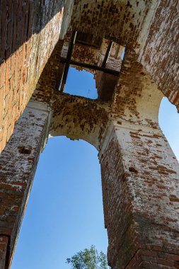 Eski çan kulesinin içi, Rusya 'nın Kostroma eyaletindeki Spasskoye köyünün kilisesi. İnşaat yılı 1822. Şu anda tapınak terk edilmiş durumda..