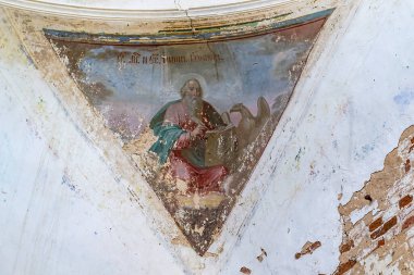 Rusya 'nın Kostroma ilindeki Pavlovskoye köyünün kilisesi olan terk edilmiş bir Ortodoks kilisesinin duvarlarını boyamak. İnşaat yılı 1840. Şu anda tapınak terk edilmiş durumda..