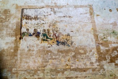 Rusya 'nın Kostroma ilindeki Pavlovskoye köyünün kilisesi olan terk edilmiş bir Ortodoks kilisesinin duvarlarını boyamak. İnşaat yılı 1840. Şu anda tapınak terk edilmiş durumda..