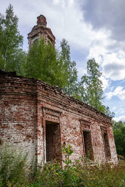俄罗斯科斯特罗马省信河畔的Pokrovskaya教堂 被遗弃的东正教教堂 建筑年份是1792年 寺庙被废弃了 — 图库照片