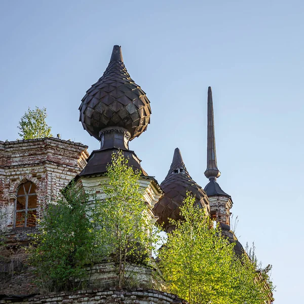 Die Kuppeln Einer Verlassenen Orthodoxen Kirche Der Tempel Des Dorfes — Stockfoto
