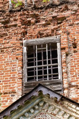 Rusya 'nın Kostroma eyaletinde, Letter River' daki Pokrovskaya Kilisesi 'nde terk edilmiş bir Ortodoks kilisesi. İnşaat yılı 1792. Şu anda tapınak terk edilmiş durumda..