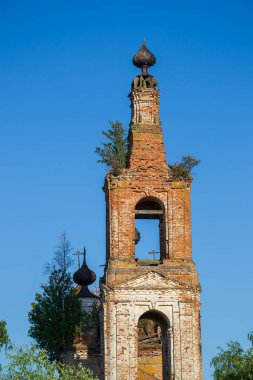 Eski terk edilmiş Ortodoks çan kulesi, Rusya 'nın Kostroma ilindeki Spasskoye köyünün kilisesi. İnşaat yılı 1822. Şu anda tapınak terk edilmiş durumda..