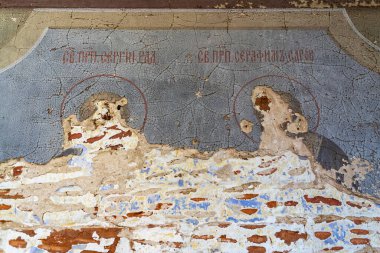 Rusya 'nın Kostroma eyaletindeki Zaluzhye köyünün tapınağı olan terk edilmiş bir tapınağın duvarlarının resmi. İnşaat yılı 1822. Şu anda tapınak terk edilmiş durumda..