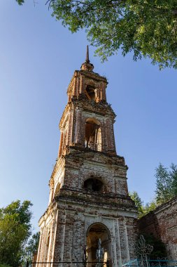 Eski terk edilmiş bir çan kulesi, Zaluzhye köyünün tapınağı, Kostroma, Rusya. İnşaat yılı 1822. Şu anda tapınak terk edilmiş durumda..