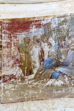 Rusya 'nın Kostroma ilindeki Pavlovskoye köyünün kilisesi olan terk edilmiş bir Ortodoks kilisesinin duvarlarını boyamak. İnşaat yılı 1840. Şu anda tapınak terk edilmiş durumda..