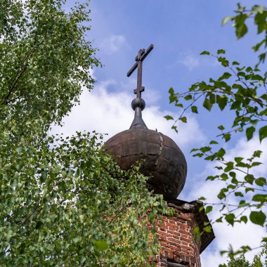 Rusya 'nın Kostroma eyaletinde, Letter Nehri' ndeki Pokrovskaya Kilisesi 'nde terk edilmiş bir Ortodoks kilisesinin kubbesi. İnşaat yılı 1792. Şu anda tapınak terk edilmiş durumda..