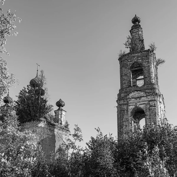 terk edilmiş Ortodoks kilisesi, Rusya 'nın Kostroma ilindeki Spasskoye köyünün kilisesi. İnşaat yılı 1822. Şu anda tapınak terk edilmiş durumda..