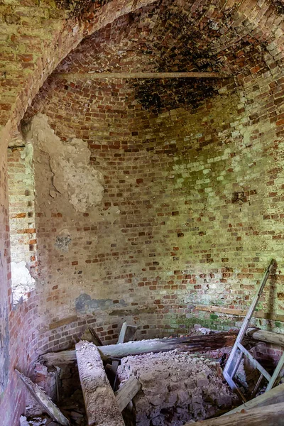 Rusya 'nın Kostroma eyaletindeki Letter River' daki Pokrovskaya Kilisesi 'nde terk edilmiş bir Ortodoks kilisesinin içinde. İnşaat yılı 1792. Şu anda tapınak terk edilmiş durumda..