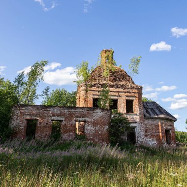 Rusya 'nın Kostroma ilinin Borodatov köyünün tapınağı olan terk edilmiş bir Ortodoks kilisesi. İnşaat yılı 1819. Şu anda tapınak terk edilmiş durumda..