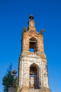 Eski terk edilmiş Ortodoks çan kulesi, Rusya 'nın Kostroma ilindeki Spasskoye köyünün kilisesi. İnşaat yılı 1822. Şu anda tapınak terk edilmiş durumda..