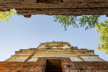 Eski terk edilmiş bir Ortodoks kilisesi, Zaluzhye köyünün kilisesi, Kostroma, Rusya. İnşaat yılı 1822. Şu anda tapınak terk edilmiş durumda..
