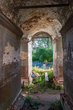 Rusya 'nın Kostroma ilindeki Zaluzhye köyünün terk edilmiş bir Ortodoks kilisesinin içinde. İnşaat yılı 1822. Şu anda tapınak terk edilmiş durumda..