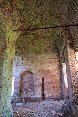 Rusya 'nın Kostroma ilindeki Zaluzhye köyünün terk edilmiş bir Ortodoks kilisesinin içinde. İnşaat yılı 1822. Şu anda tapınak terk edilmiş durumda..