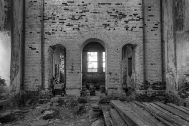 Rusya 'nın Kostroma ilindeki Zaluzhye köyünün terk edilmiş bir Ortodoks kilisesinin içinde. İnşaat yılı 1822. Şu anda tapınak terk edilmiş durumda..