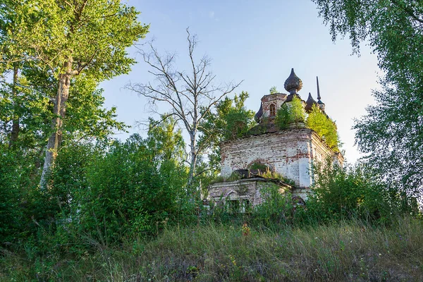Eski Terk Edilmiş Bir Ortodoks Kilisesi Zaluzhye Köyünün Kilisesi Kostroma — Stok fotoğraf