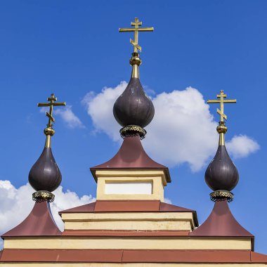 1808 yılında Rusya 'nın Volga Nehri' ndeki Ples kasabasında haçları bulunan Trinity Kilisesi 'nin kubbeleri inşa edildi..