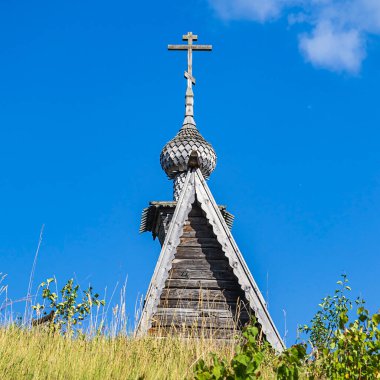 Haçlı bir Ortodoks kilisesinin ahşap kubbesi