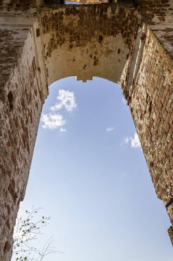 Eski çan kulesinin içi, Rusya 'nın Kostroma eyaletindeki Spasskoye köyünün kilisesi. İnşaat yılı 1822. Şu anda tapınak terk edilmiş durumda..