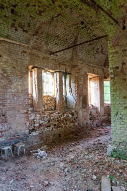 Rusya 'nın Kostroma ilindeki Zaluzhye köyünün terk edilmiş bir Ortodoks kilisesinin içinde. İnşaat yılı 1822. Şu anda tapınak terk edilmiş durumda..