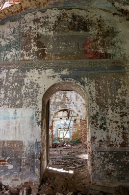 Rusya 'nın Kostroma eyaletindeki Letter River' daki Pokrovskaya Kilisesi 'nde terk edilmiş bir Ortodoks kilisesinin içinde. İnşaat yılı 1792. Şu anda tapınak terk edilmiş durumda..